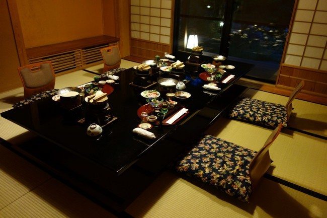 Transform the way you Dine Using Japanese-Style Dining Table - Decor