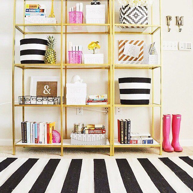 How To Enhance A Décor With A Black And White Striped Rug