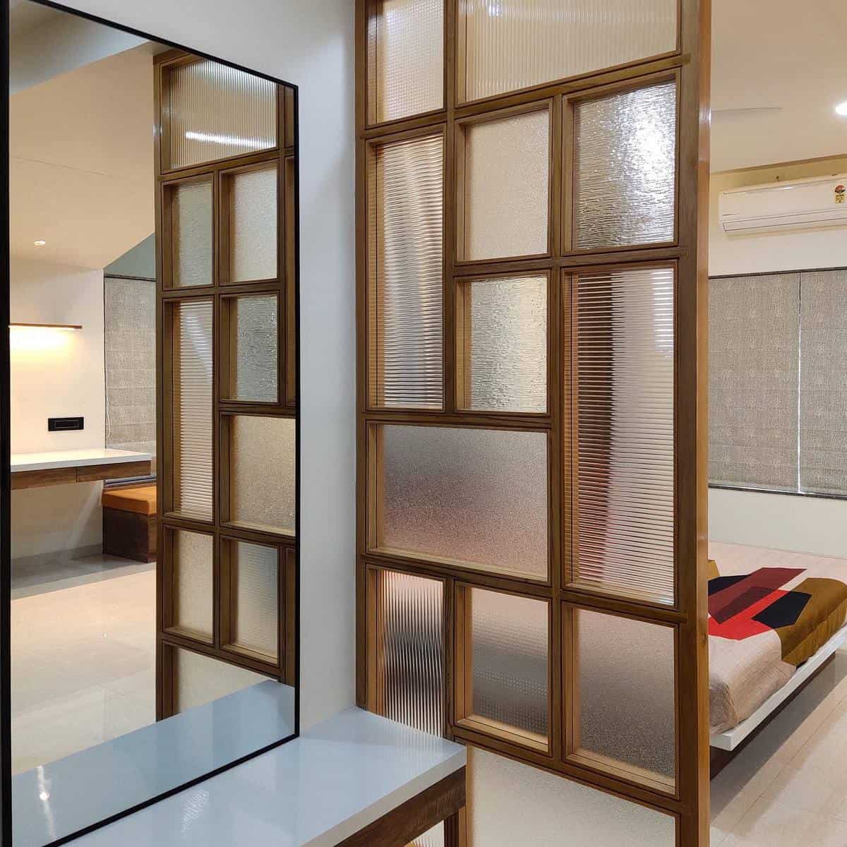 Temporary bedroom partition made of glass and wood 