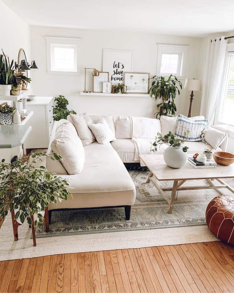 White living room, modern farmhouse decor