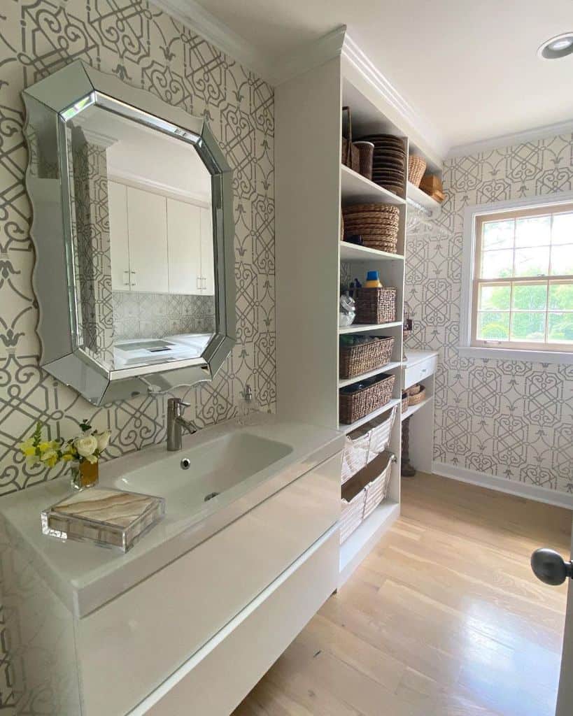 Pattern wallpaper, laundry, silver wall mirror