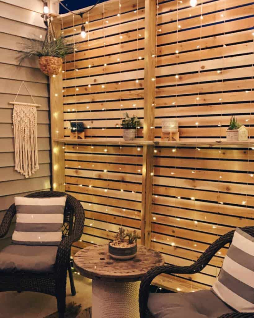 Wooden slatted privacy fence for small terraces 