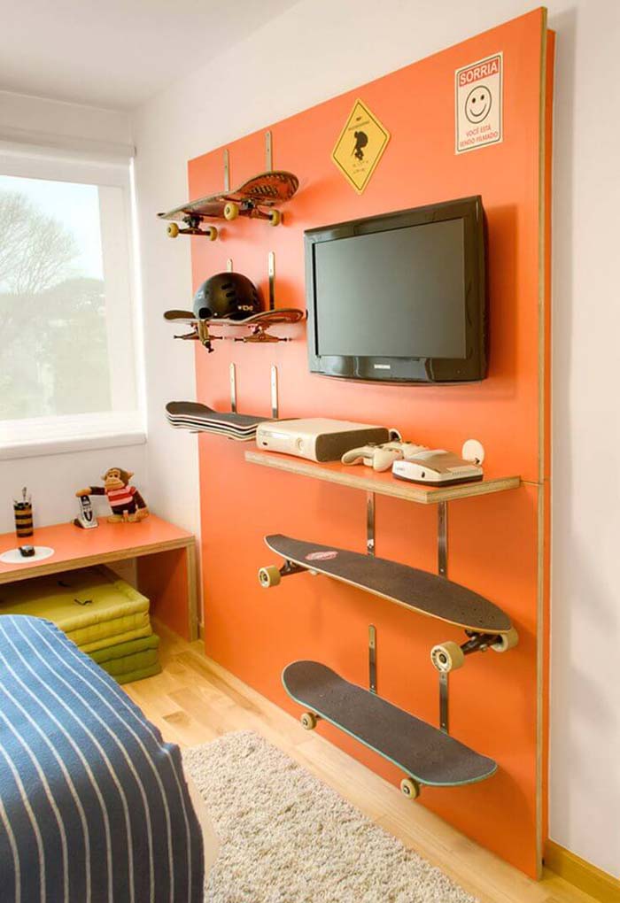 Clever skateboard shelves for teen boys room #teenageboyroom #boyroom #decorhomeideas