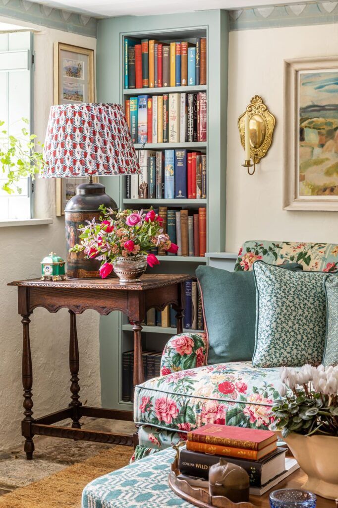 Charming and Cozy Cottage-Style Furniture: Transform Your Home with Traditional Elegance