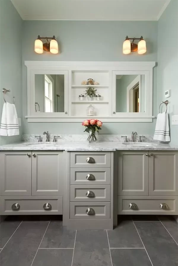 Creating a Cozy and Stylish Look for Compact Bathrooms: Choosing the Perfect Color Palette