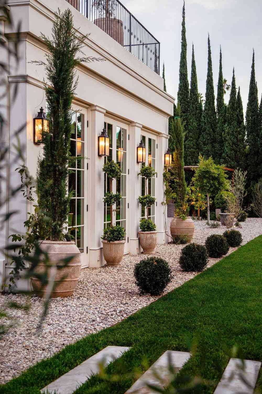 Creative Front Yard Landscaping Ideas for a Contemporary Look