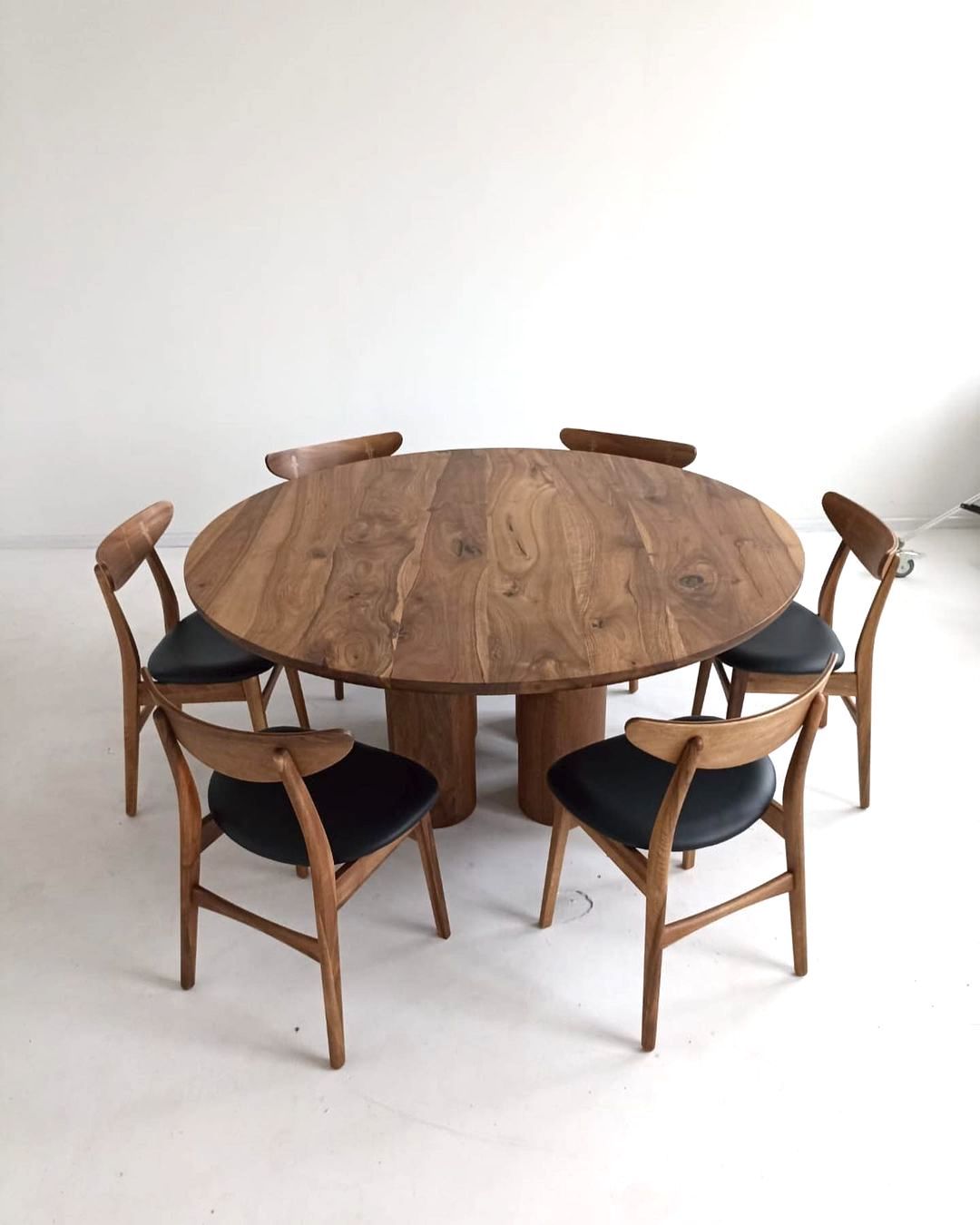 Elegance in Motion: The Charm of Circular Dining Tables