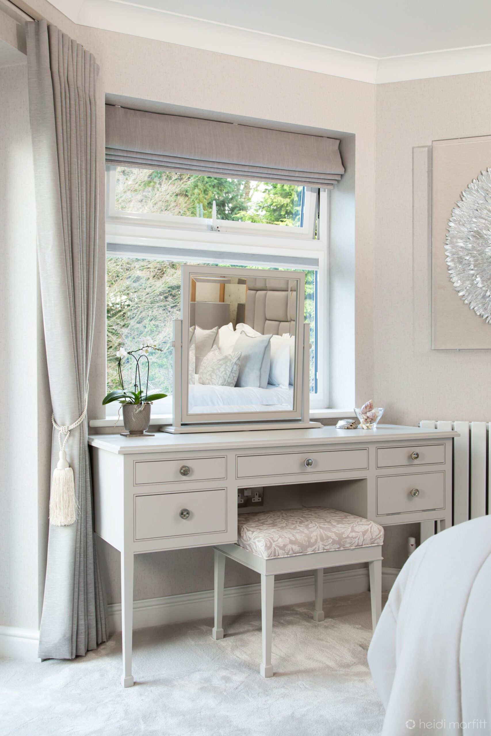 Elegant Mirrored Dressing Table with Drawers: A Stylish Addition to Your Bedroom
