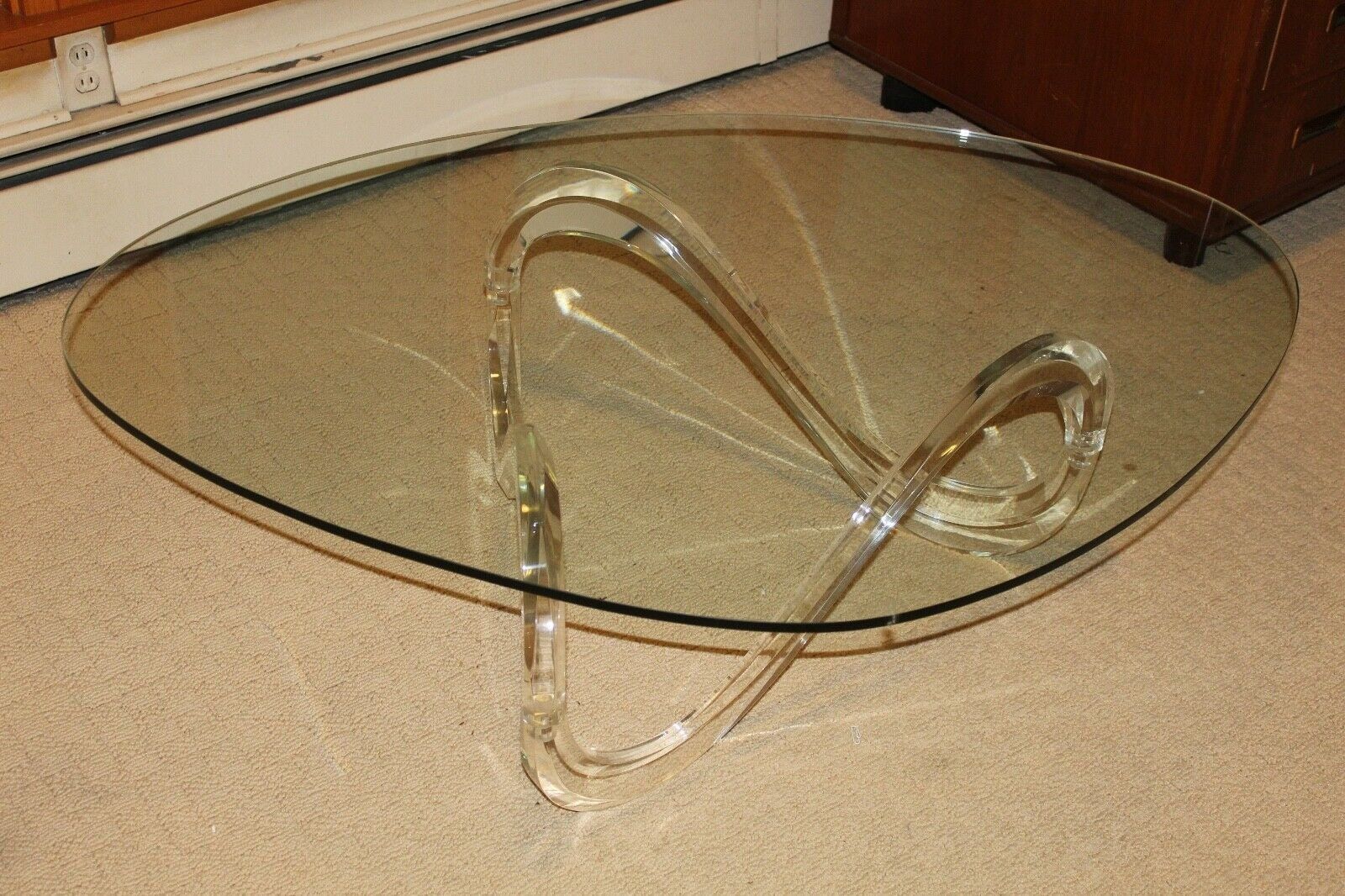 Sleek and Modern Clear Acrylic Glass Coffee Table: The Perfect Addition to Your Living Room