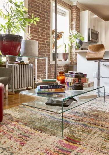 Stylish, Modern Clear Acrylic Glass Coffee Table: The Perfect Addition to Your Living Room