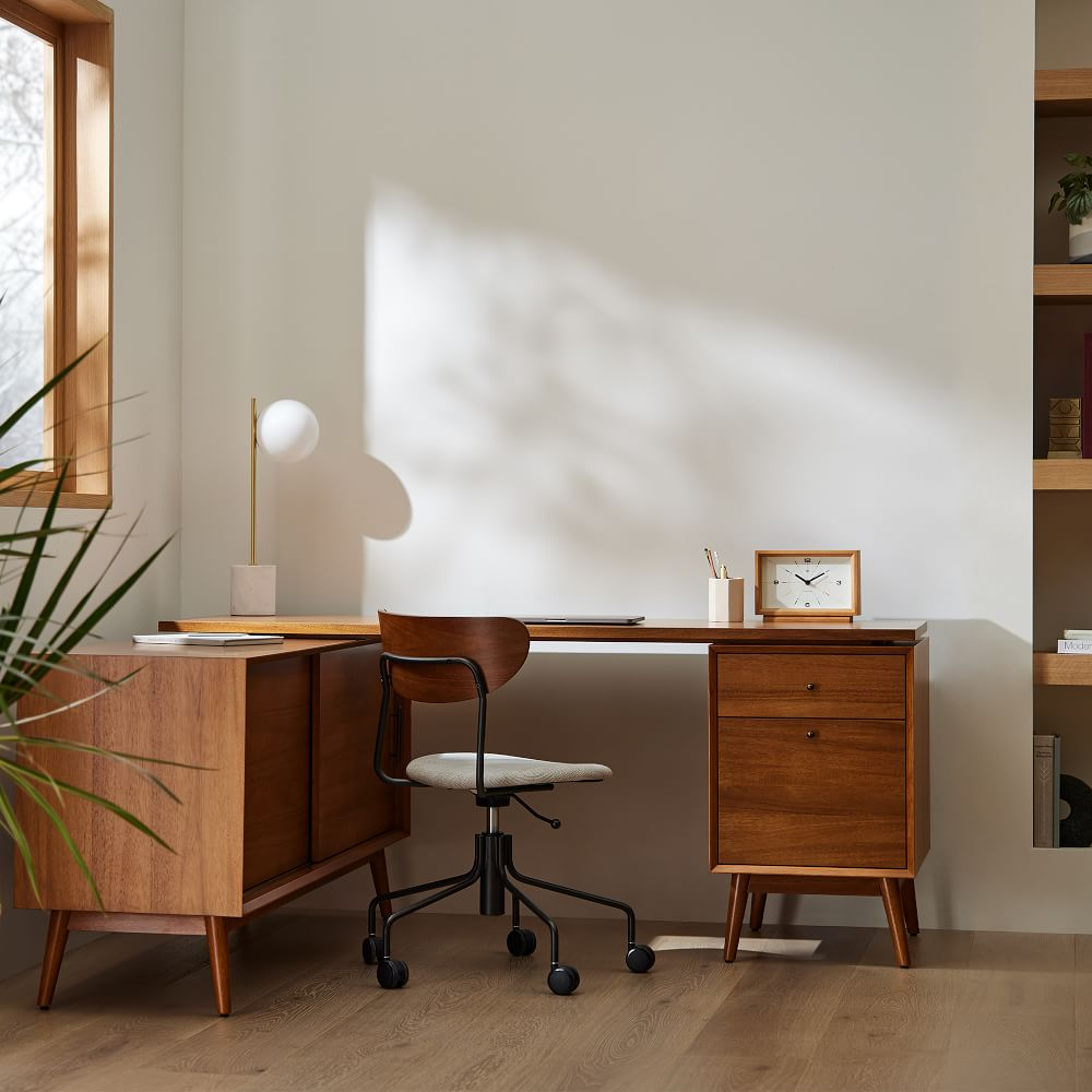 The Benefits of an L-Shaped Desk for Your Work Space