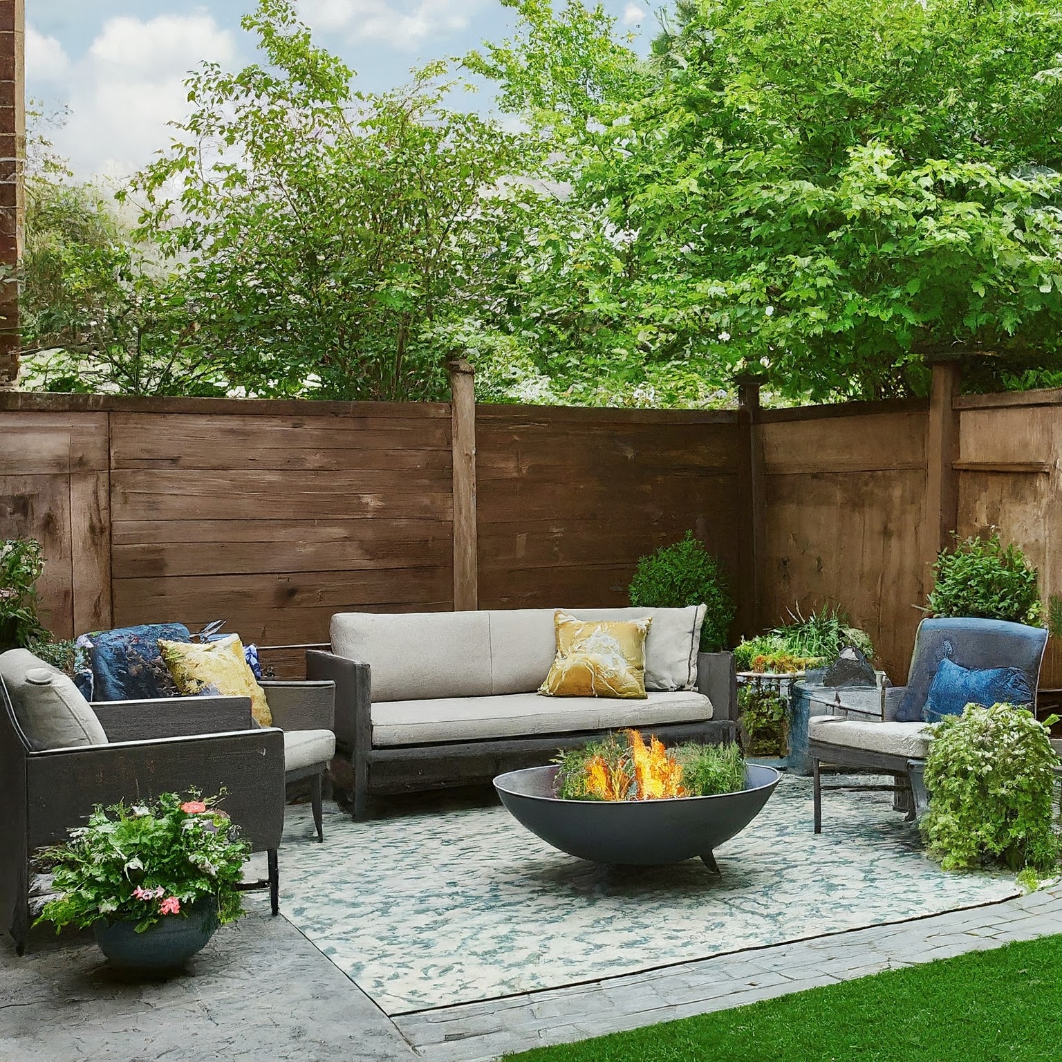 Simple Splendor: Low-Maintenance Strategies for Small Yard Bliss