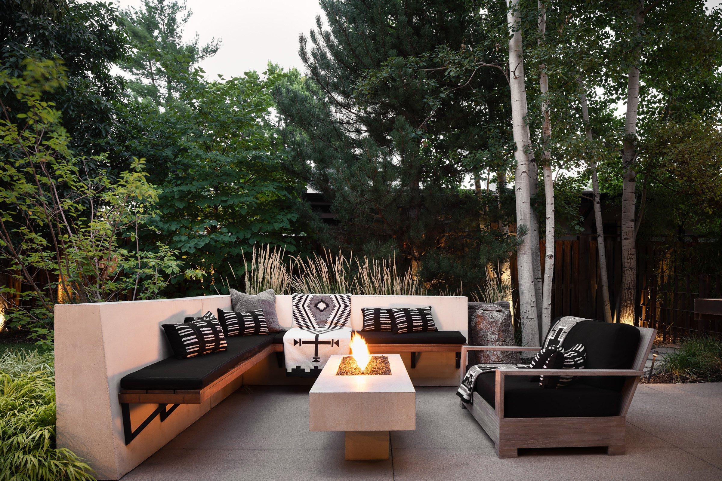 Create a‌ cozy⁤ fire ​pit area for social gatherings in⁢ modern landscape ⁤design