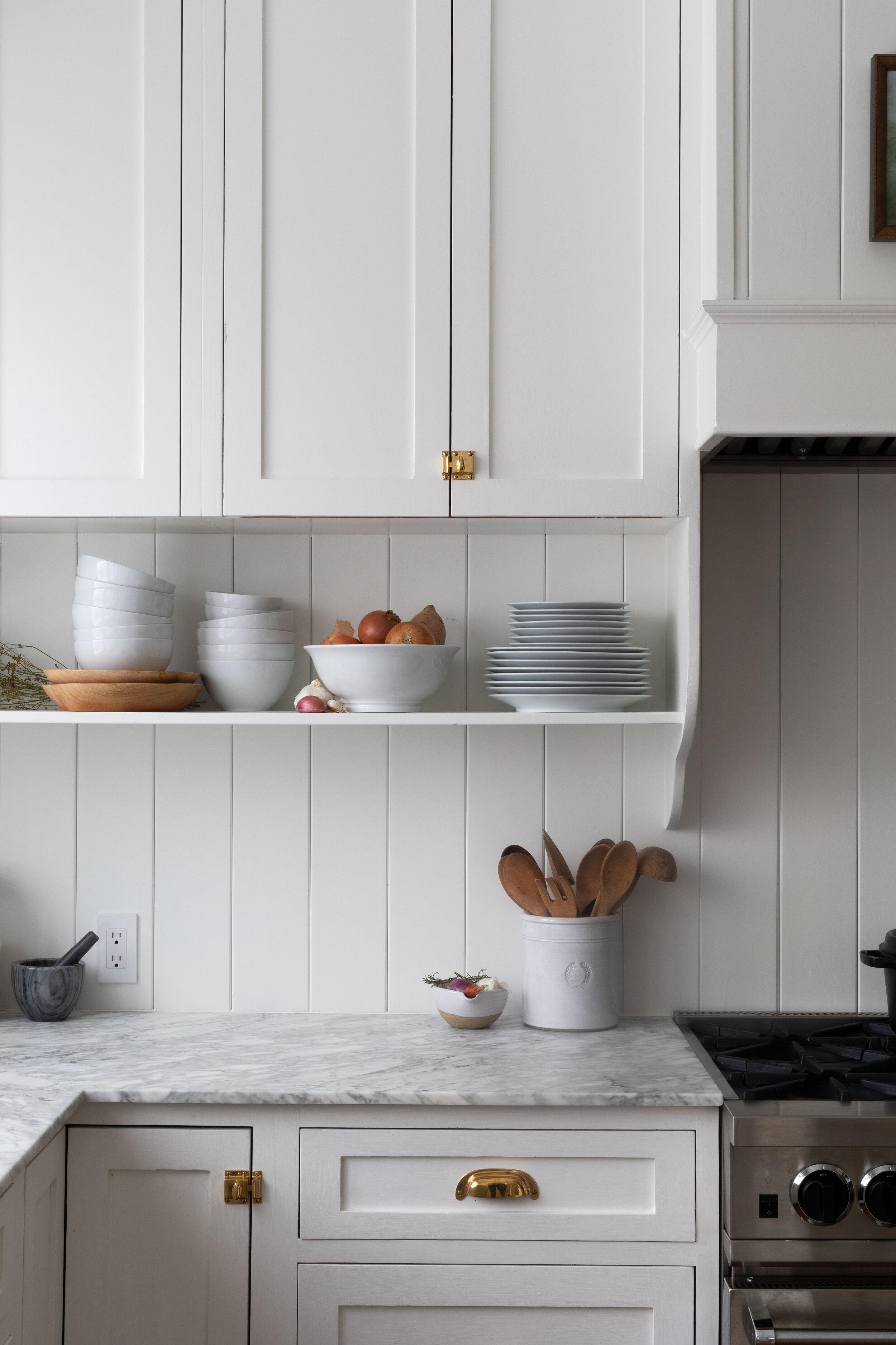 Classic white cabinetry that brightens ​and⁢ modernizes your farmhouse kitchen look