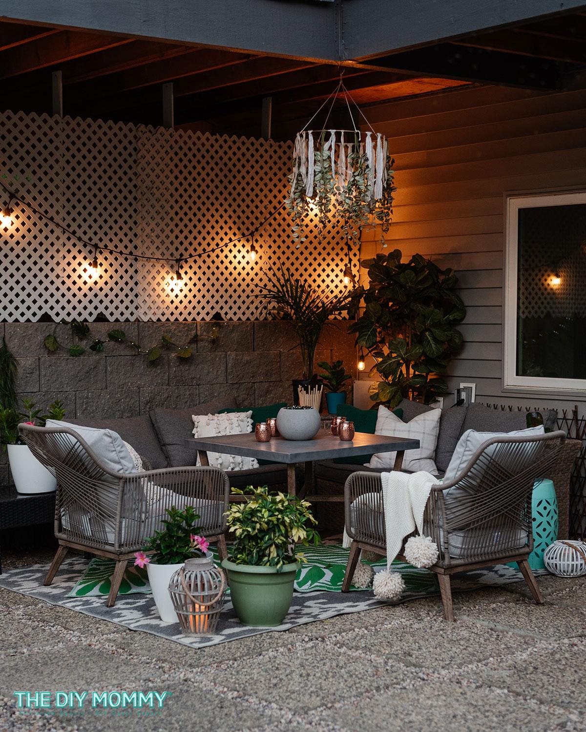 Add cushions ‌and⁣ throws for a cozy, inviting⁢ backyard⁣ vibe