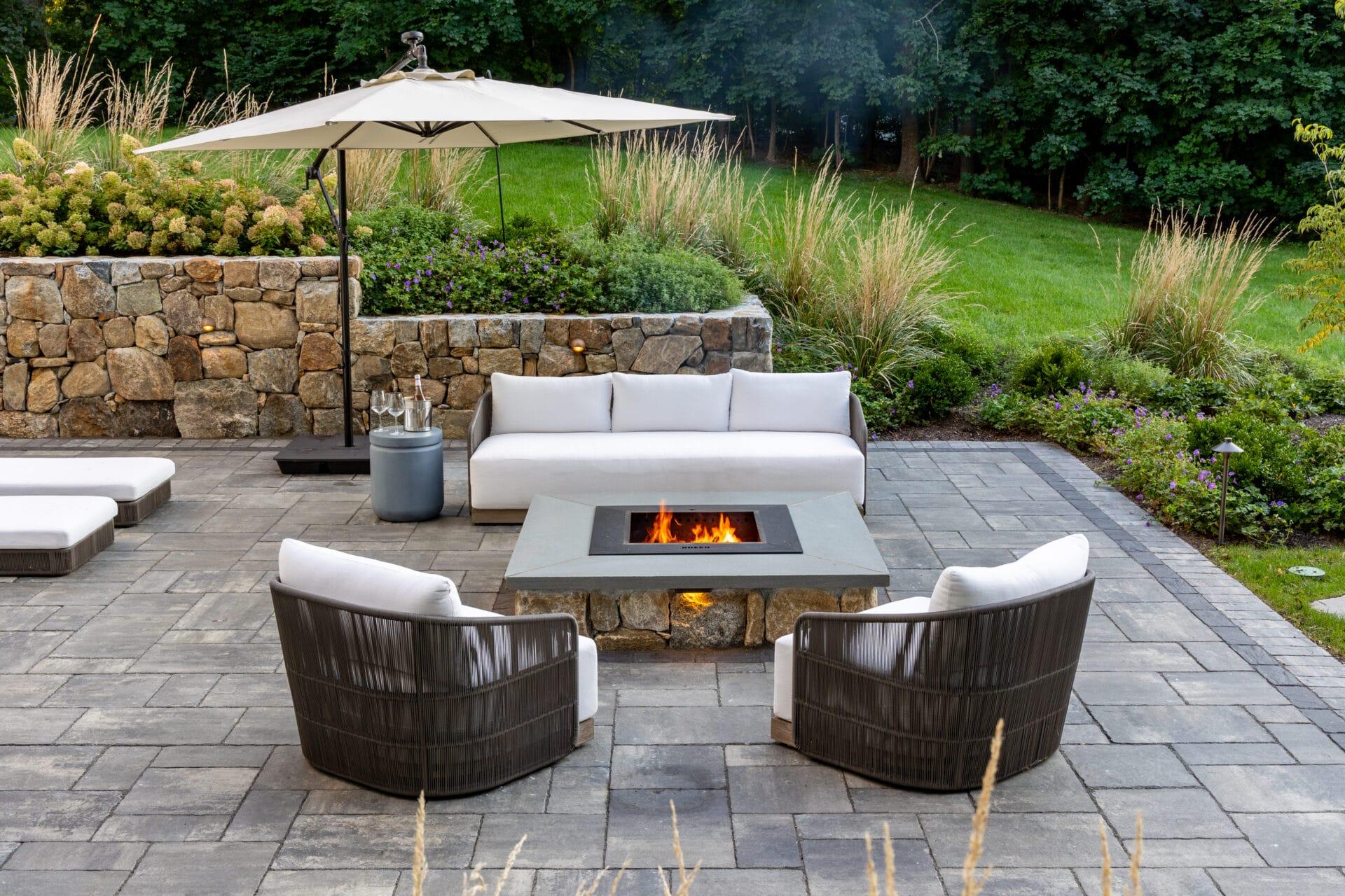 Add a fire pit⁣ to encourage gatherings ‌in your modern landscape design