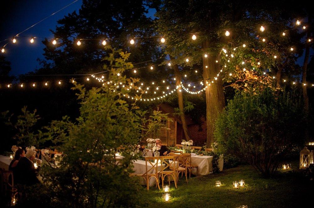 String lights: Magical ambiance for evening gatherings in your patio design