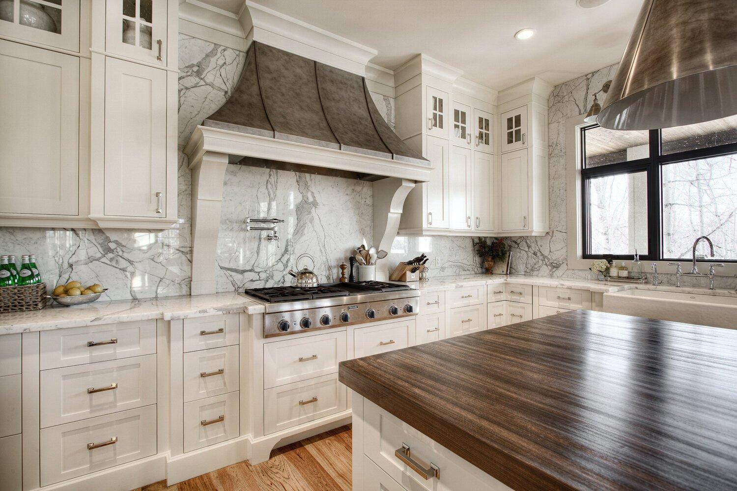 Timeless subway tile backsplashes for a clean look in ‍your farmhouse kitchen