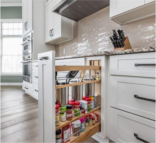 Incorporate a pull-out⁢ pantry for easy ⁣access to ingredients in a galley kitchen