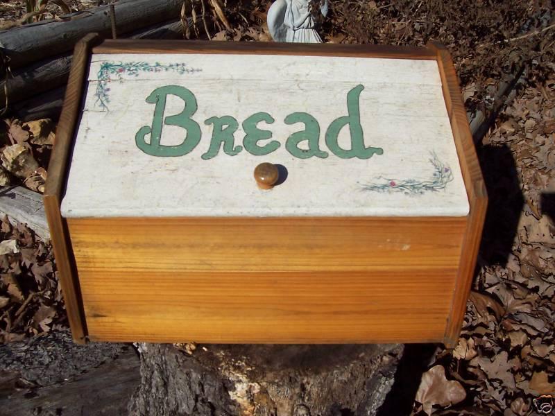 A charming ⁣bread box⁤ to keep‌ loaves fresh in your⁤ country kitchen