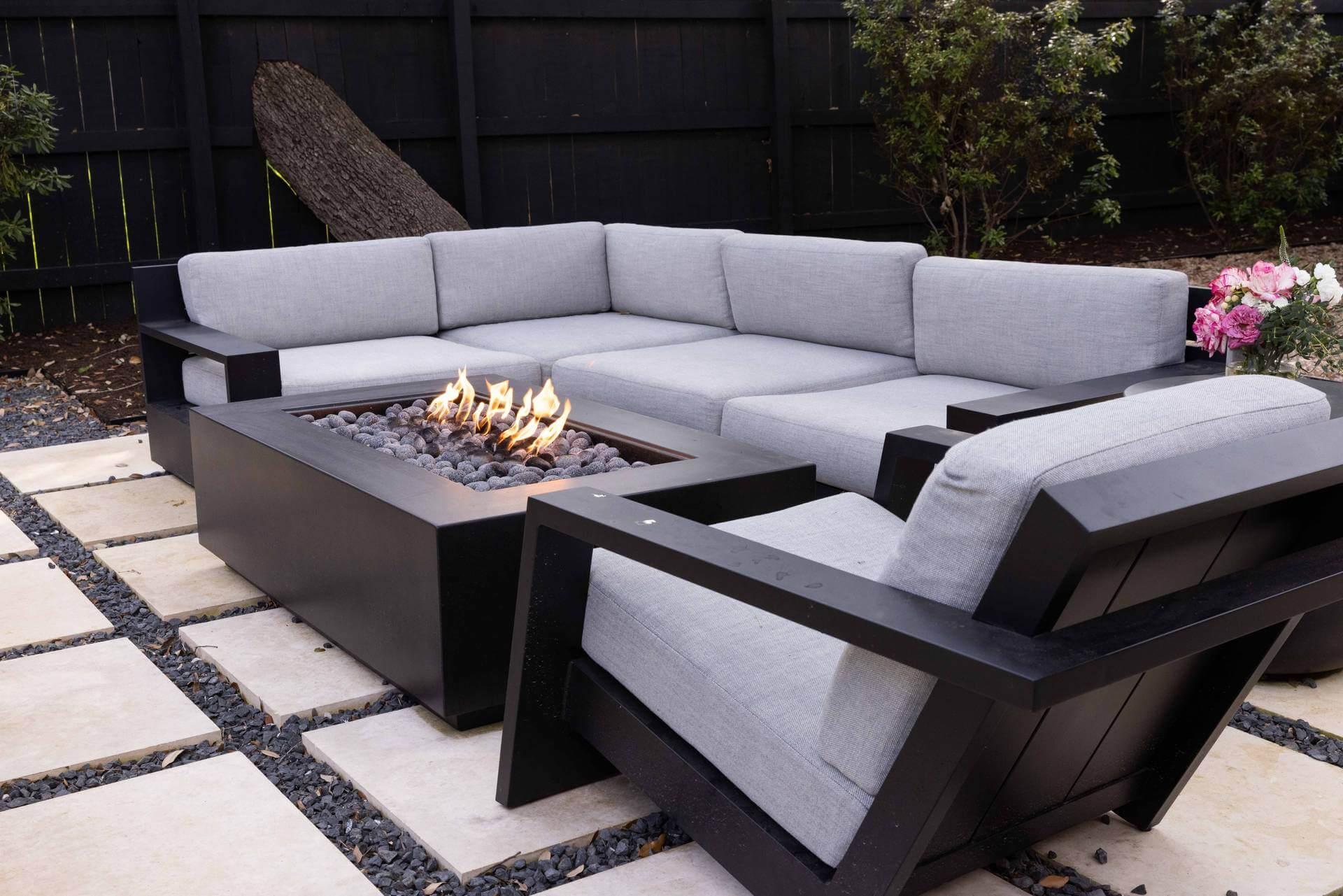 Integrate fire pits for warmth and ⁤gatherings in modern landscape design