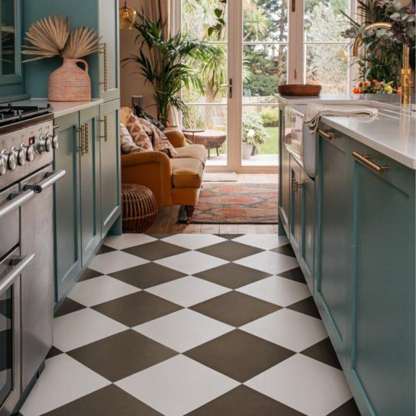 Checkerboard ⁣flooring offers a classic farmhouse kitchen ‍vibe