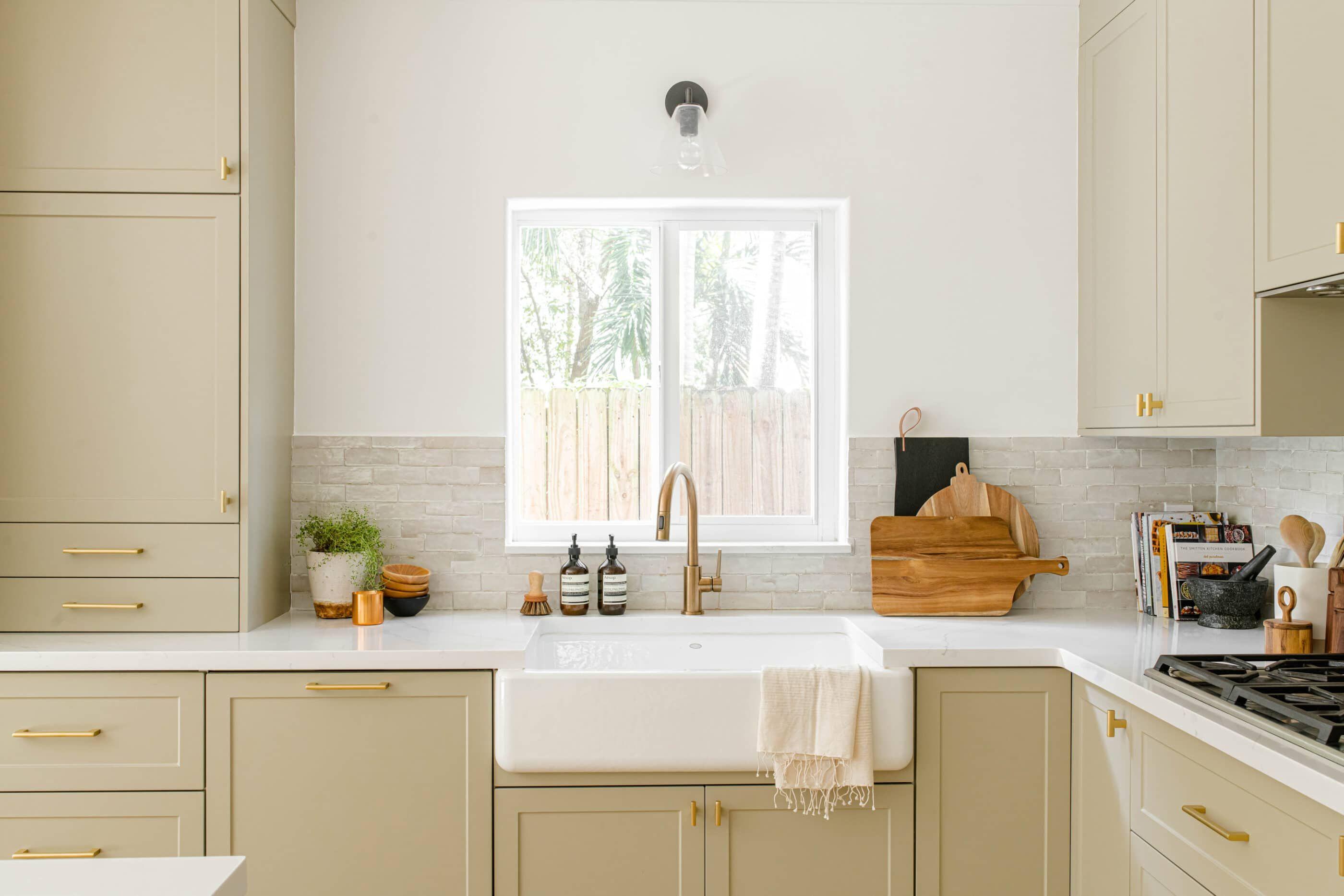 A classic farmhouse sink for both functionality and aesthetic appeal in your ⁣kitchen