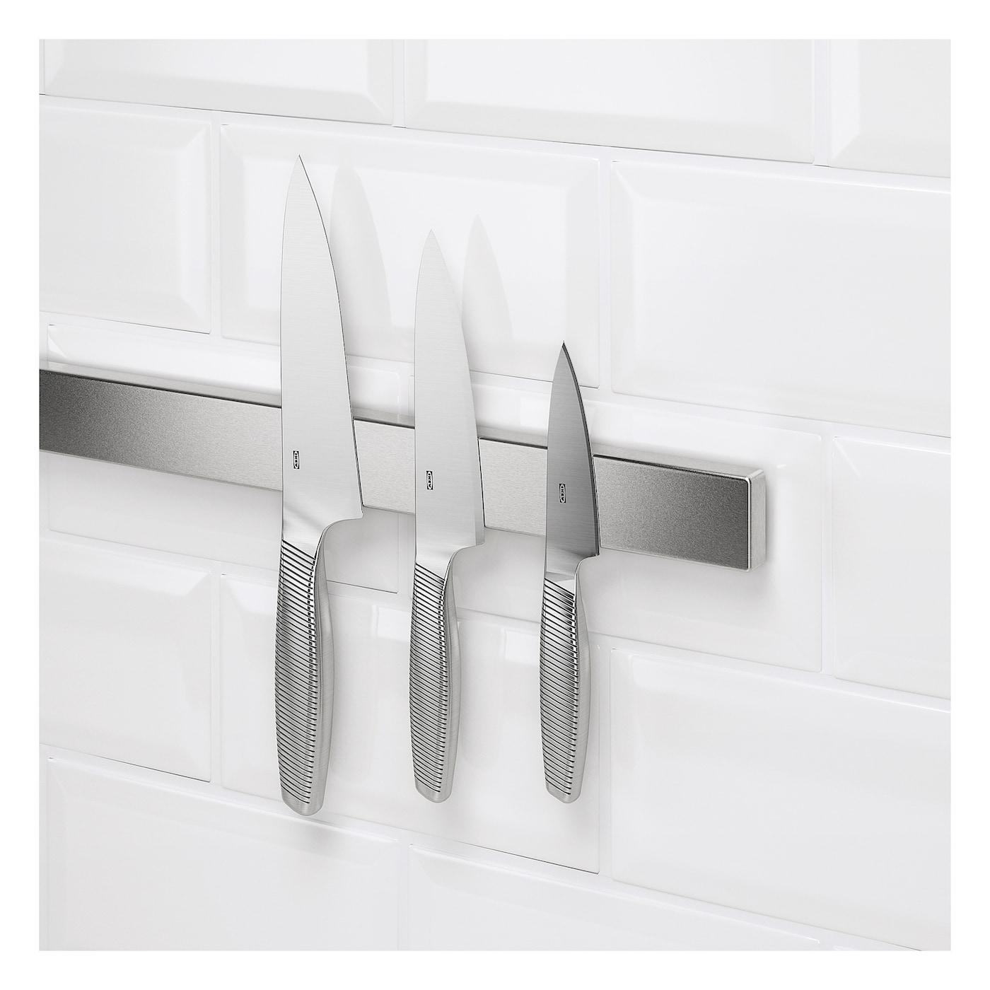 Use a magnetic strip for knives to save counter space in ⁤your Galley Kitchen