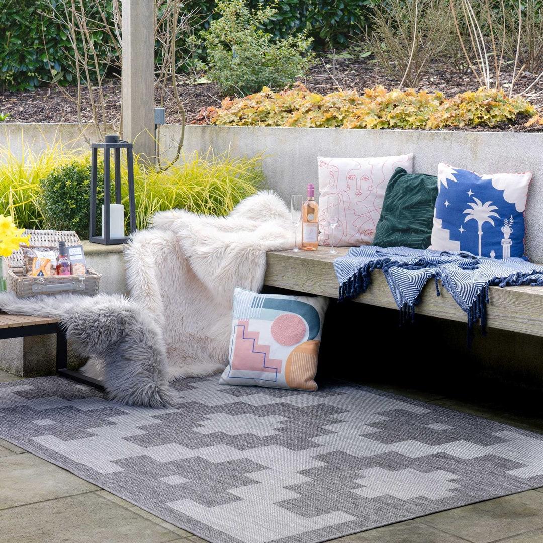 Use outdoor rugs and cushions‍ to ​extend living spaces‍ in your landscaping design