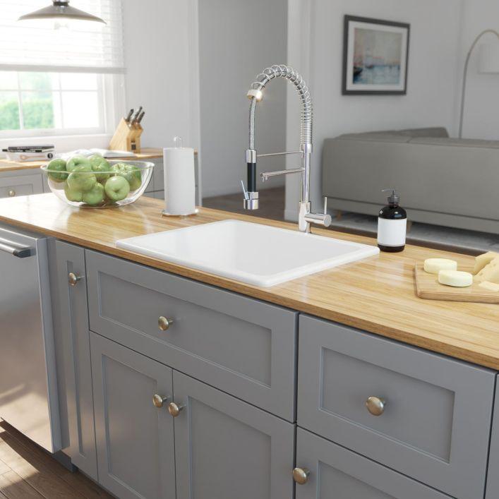 A spacious farmhouse ⁤sink ‌adds charm and⁣ functionality ⁣to your farmhouse‌ kitchen