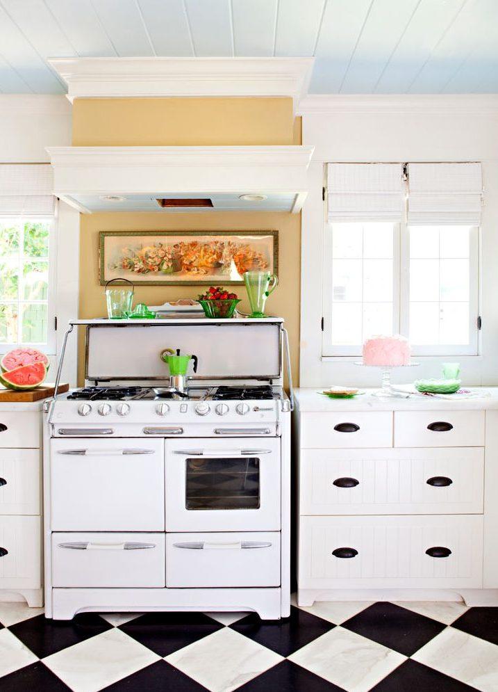 Vintage-inspired appliances blend​ functionality with ⁤old-world charm in ‍your ⁢farmhouse ​kitchen