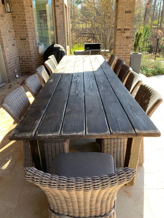 A large farmhouse table stands proudly​ at the heart ‌of a welcoming country kitchen