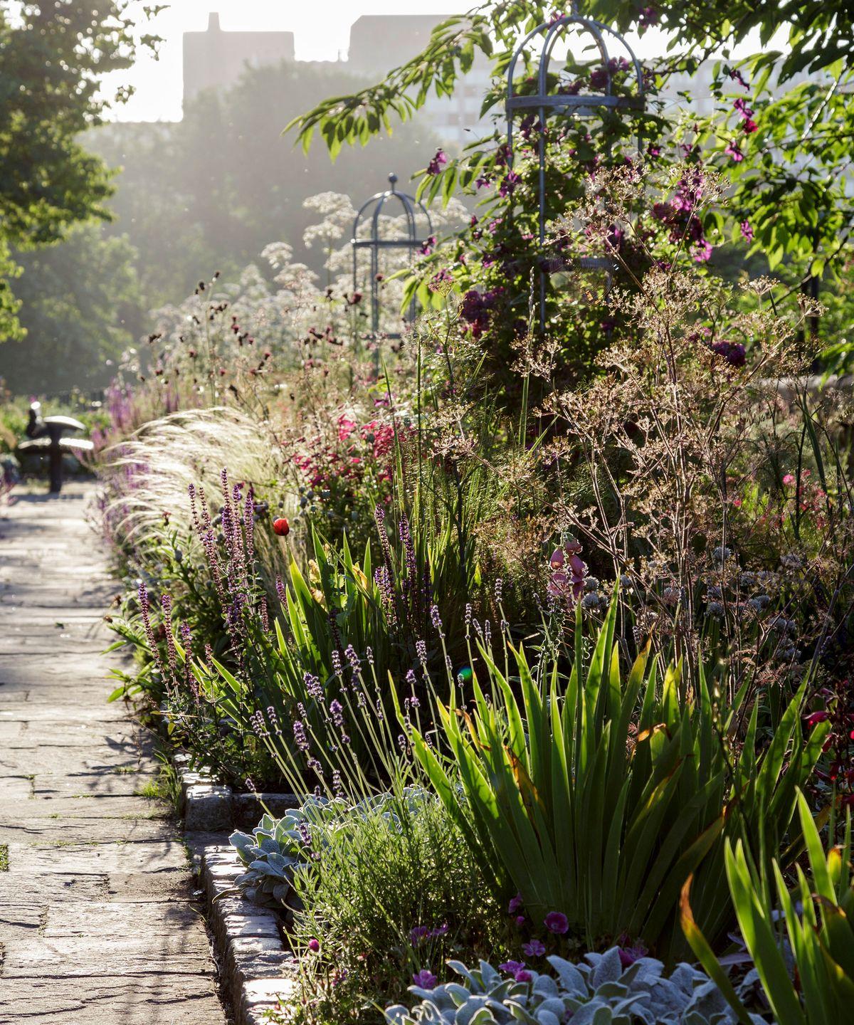 Create ⁢a sensory garden with‍ diverse textures in​ your landscaping design