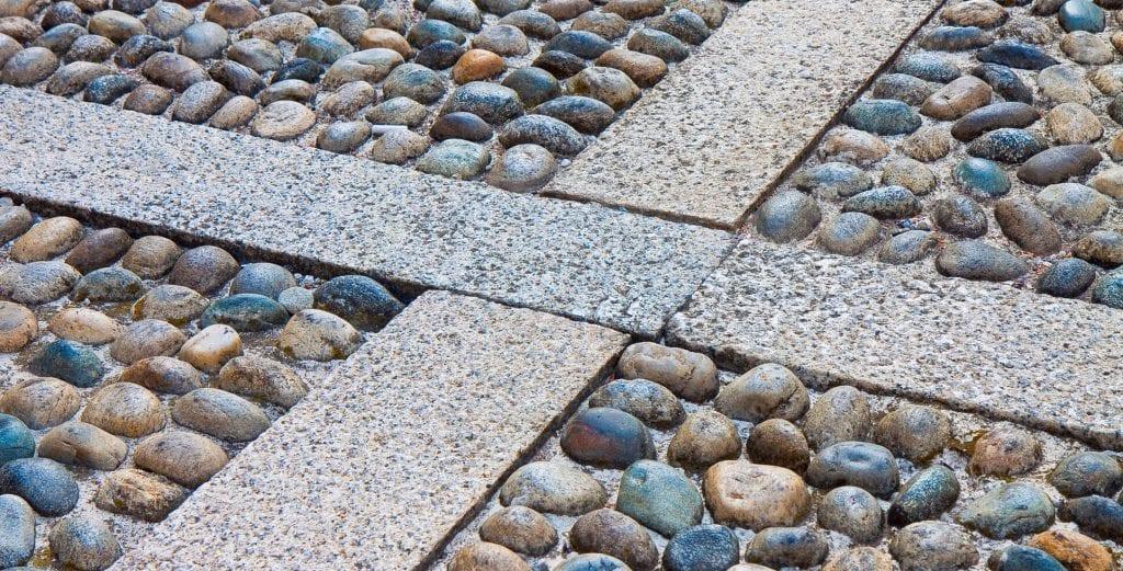 Explore the use of⁤ permeable materials ⁣in your landscaping design for eco-friendliness