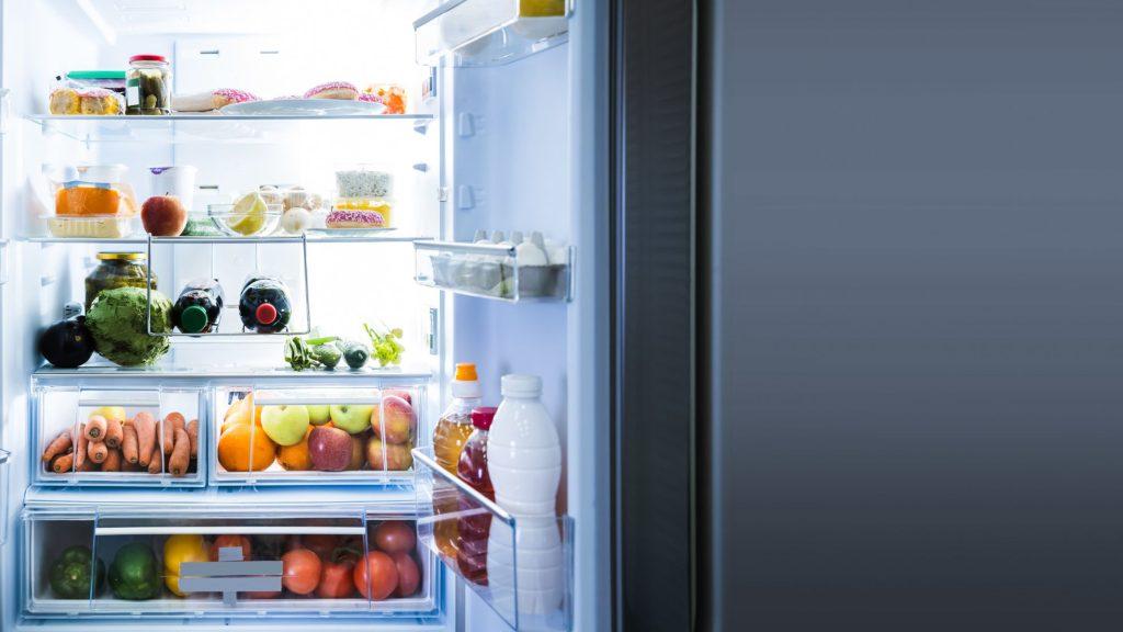 A smart refrigerator ⁤keeps your ⁣groceries​ organized‍ in⁤ your modern kitchen