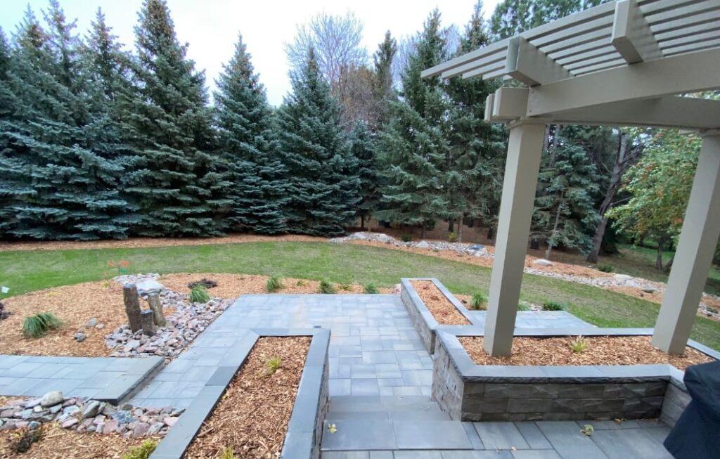 Opt for eco-friendly materials to⁢ create a sustainable modern backyard space