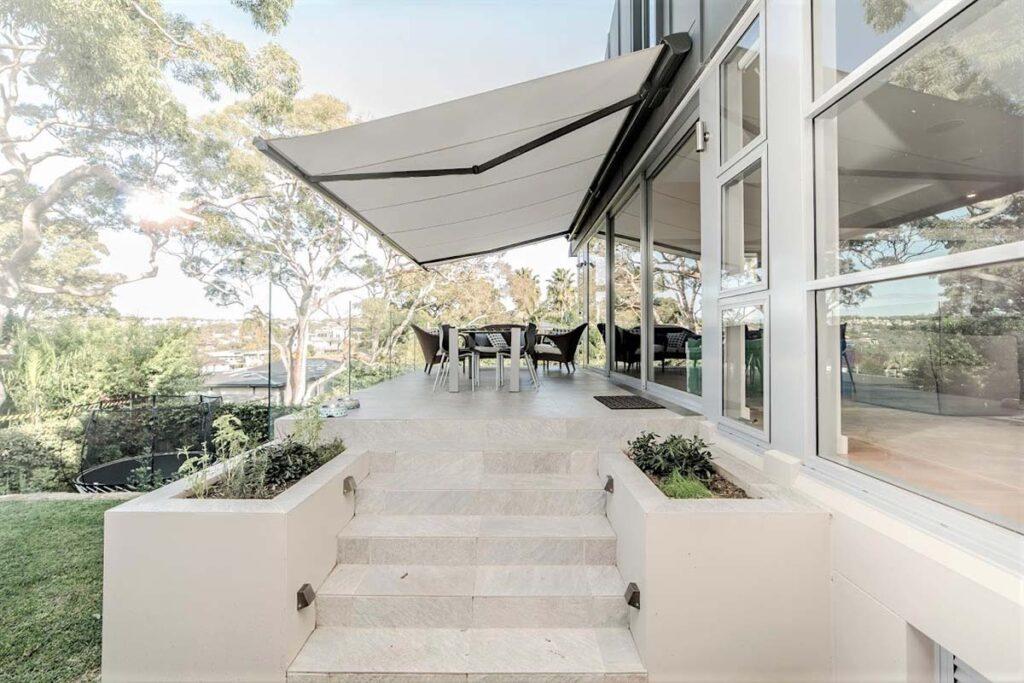 Opt for retractable awnings​ to provide ​shade ‌in⁣ your modern backyard