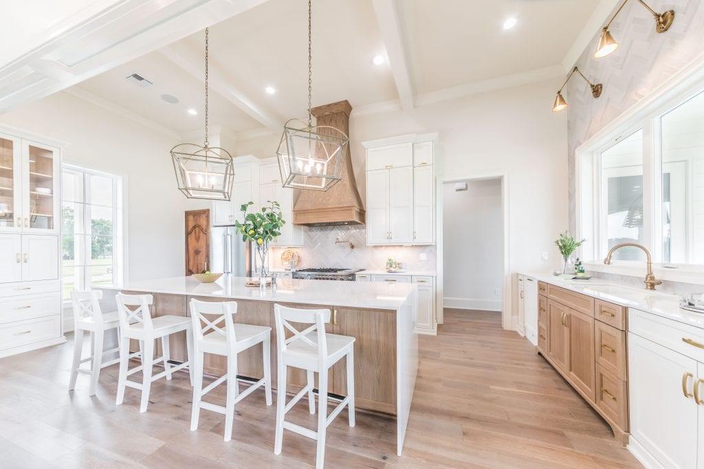 Layered ⁣lighting creates a warm glow in your farmhouse kitchen atmosphere