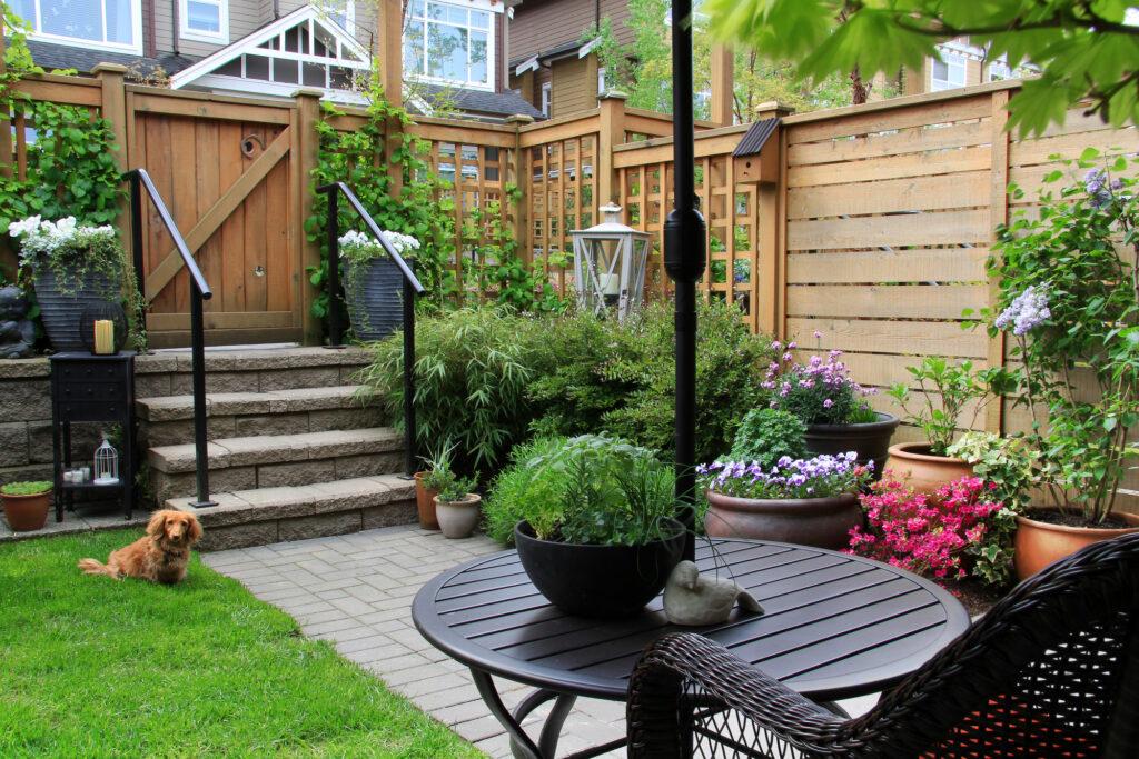 Paint a mural on ‍a fence to add artistic flair to‌ your backyard design