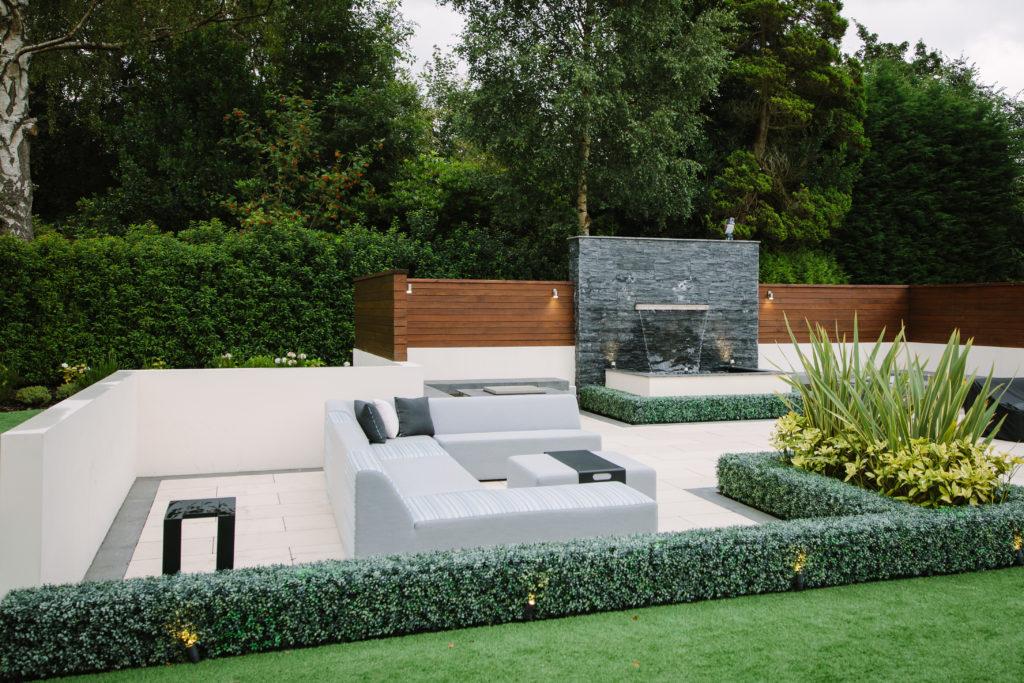 The integration⁤ of smart technology enhances functionality in ⁢Modern Landscape Design