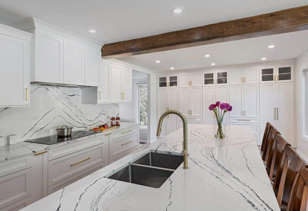 Durable countertops like quartz ‌or granite that ‍combine elegance and practicality in a ​modern ‌kitchen