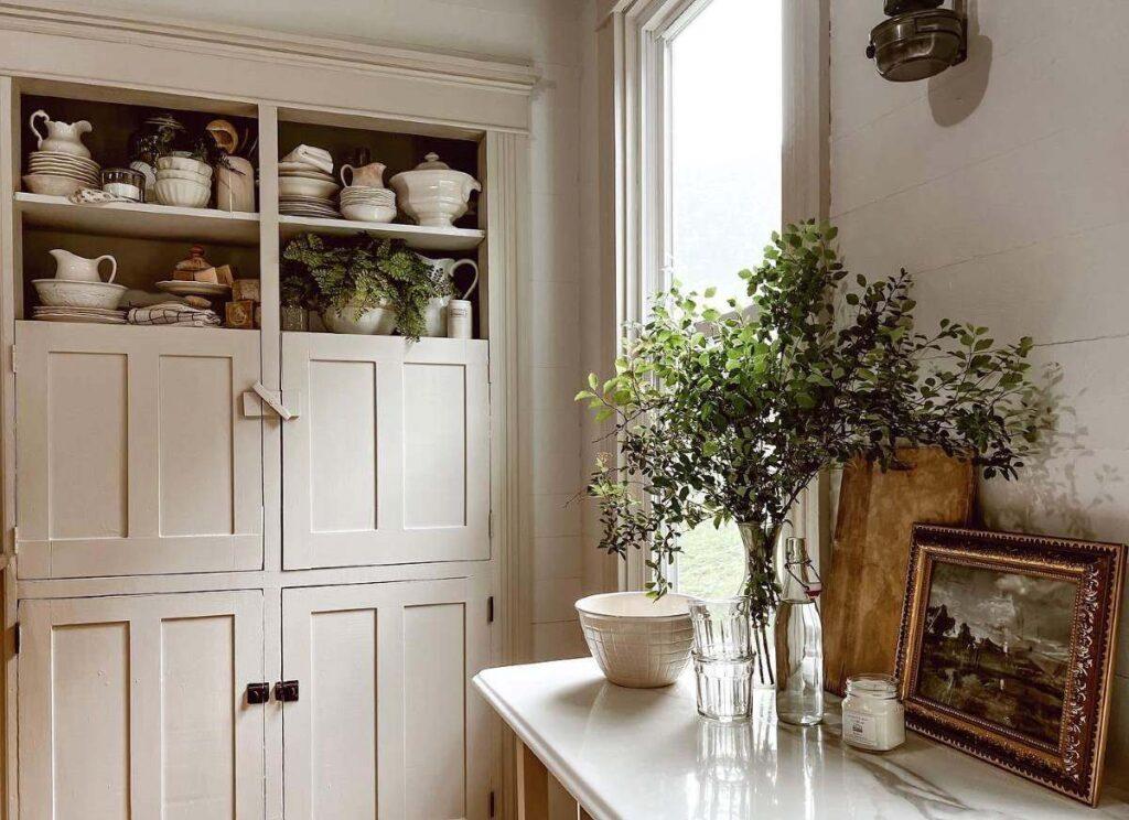 Family ⁤heirlooms as decor tell stories in your ⁤warm country kitchen