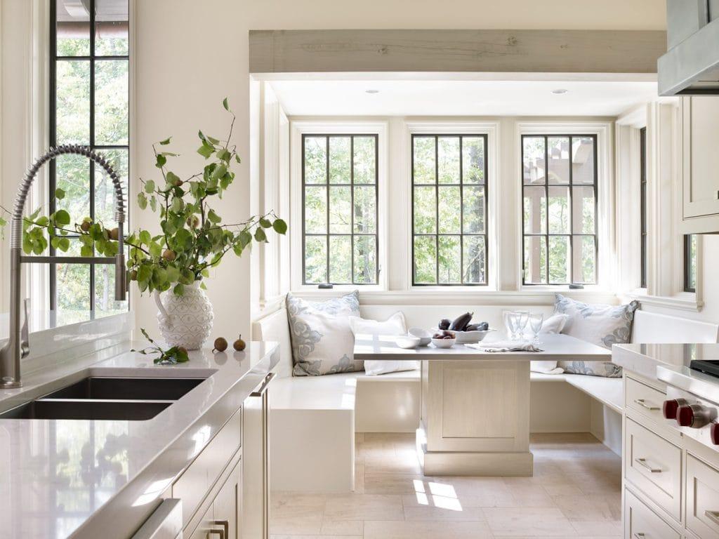 A​ cozy banquette seating area, perfect for enjoying meals ⁣in your⁣ farmhouse ‌kitchen