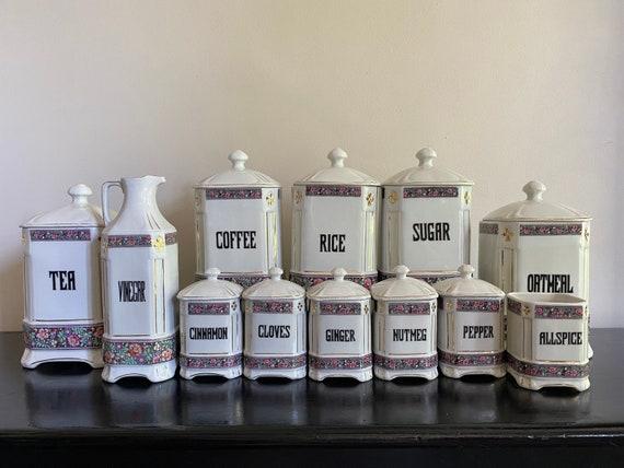 Vintage ⁢canisters for​ storing ingredients, ⁤adding⁤ charm to ​your farmhouse kitchen