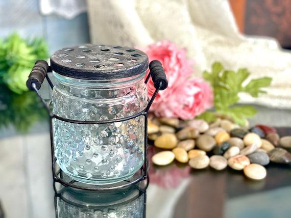 Farmhouse kitchen accessories like mason jars and wire​ baskets for‍ storage