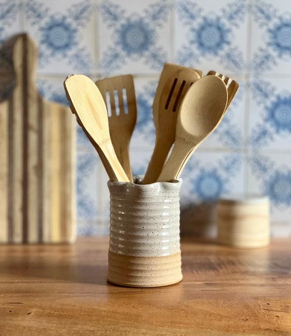 Handmade⁢ pottery and dishware for personal touches in your farmhouse kitchen