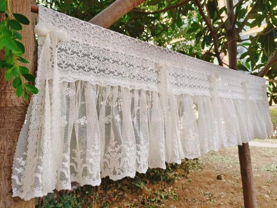 Lace curtains: Add ‍a⁢ touch​ of elegance to your sunlit country kitchen