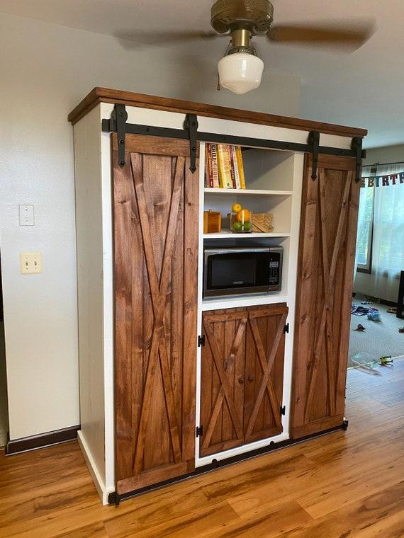 A ‌rustic pantry door adds unique character to your country kitchen layout