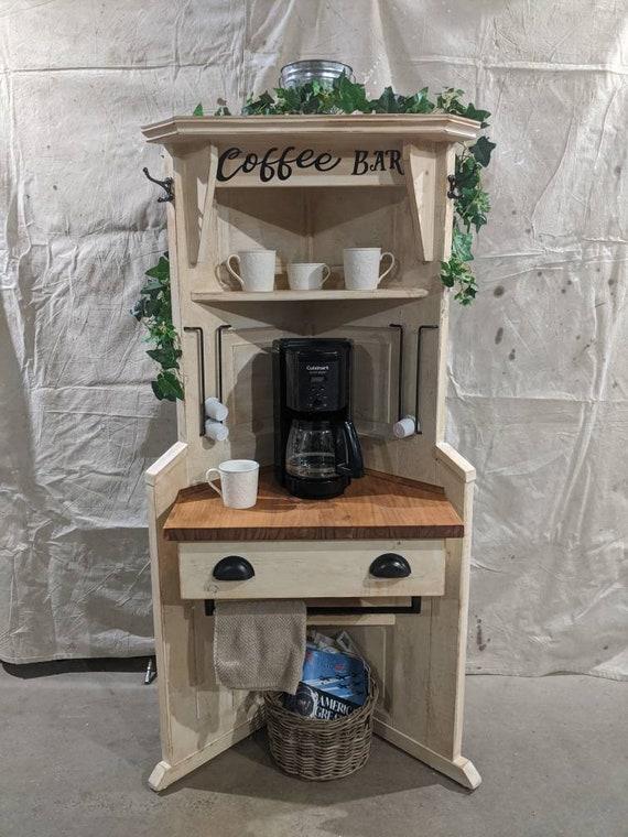 A farmhouse-inspired coffee station with a retro⁢ coffee maker and mugs