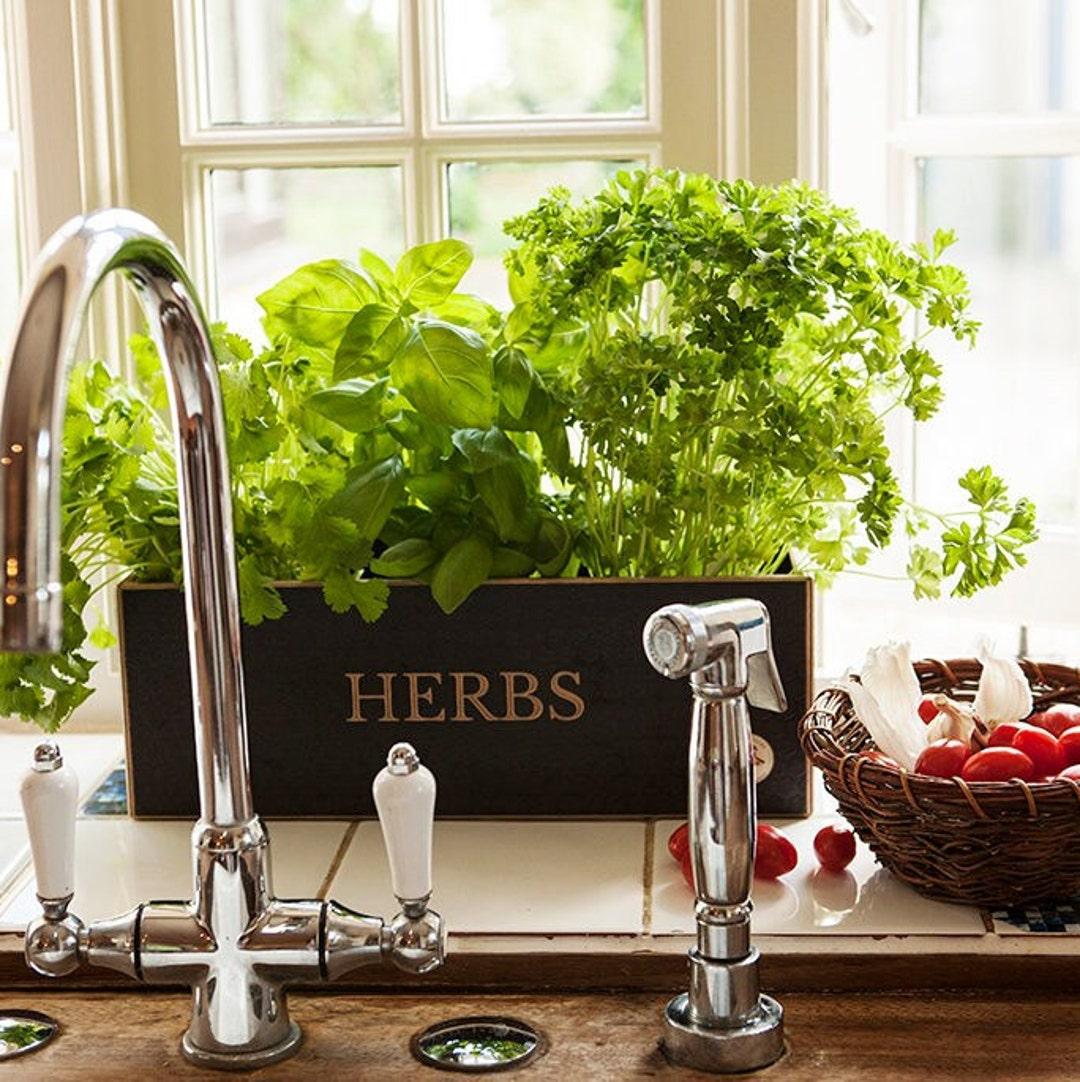 Fresh herb ⁣pots on the windowsill for both flavor and ‌fragrance in ​your farmhouse kitchen